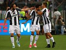 Dani Alves, Gonzalo Higuain a Paulo Dybala slaví gól Juventusu ve finále...