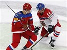 Ruský hokejista Artmij Panarin (vlevo) a ech Tomá Kundrátek v ostrém souboji...