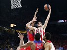 Kostas Papanikolaou z Olympiakosu Pireus zakonuje v euroligovém semifinále...