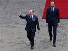 Nový francouzský premiér Édouard Philippe (vpravo) na ceremonii pevzal funkci...