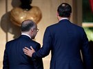 Nový francouzský premiér Édouard Philippe (vpravo) na ceremonii pevzal funkci...