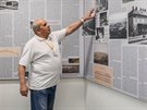 Prvodce muzea Ji Krl ukazuje na historickou fotografii jednoho ze t...