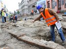 Vedoucí archeologického týmu Richard Zatloukal ukazuje na staveništi na...