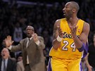 Kobe Bryant z LA Lakers i jeho trenér Mike Brown se diví.