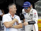 Fernando Alonso (vpravo) rozmlouvá s bývalým závodníkem Gilem de Ferranem.