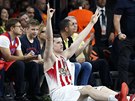 Dimitris Agravanis z Olympiakosu Pireus oslavuje svou trojku v semifinále...
