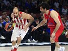Vassilis Spanuilis (vlevo) z Olympiakosu Pireus uniká Miloi Teodosiovi z CSKA...