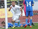 Ostravský záloník Tomá Miola slaví gól proti Vítkovicím.