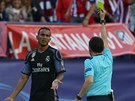 Obránce Realu Madrid Danilo dostává lutou kartu v odvet semifinále Ligy...