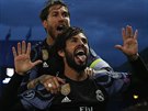 SNÍIL JSEM. Isco spolu s kapitánem Realu Madrid Sergiem Ramosem oslavuje v...