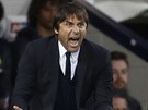 Trenér Chelsea Antonio Conte burcuje své hráe bhem zápasu na hiti West...