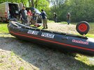 Policist� vytahovali ze dna rybn�ka v lokalit� Koz� Bec�rek automobily.