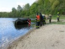 Policist� vytahovali ze dna rybn�ka v lokalit� Koz� Bec�rek automobily.
