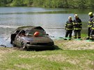 Policist� vytahovali ze dna rybn�ka v lokalit� Koz� Bec�rek automobily.