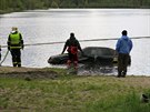 Policist� vytahovali ze dna rybn�ka v lokalit� Koz� Bec�rek automobily.