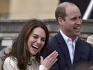 Vévodkyn Kate a princ William na zahradní party v Buckinghamském paláci...