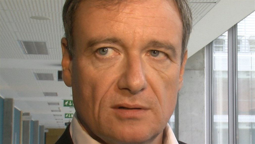 Shaun Rath Rath nevysoudil omluvu od bratra. Ten o něm tvrdil, že je zločinec a ...