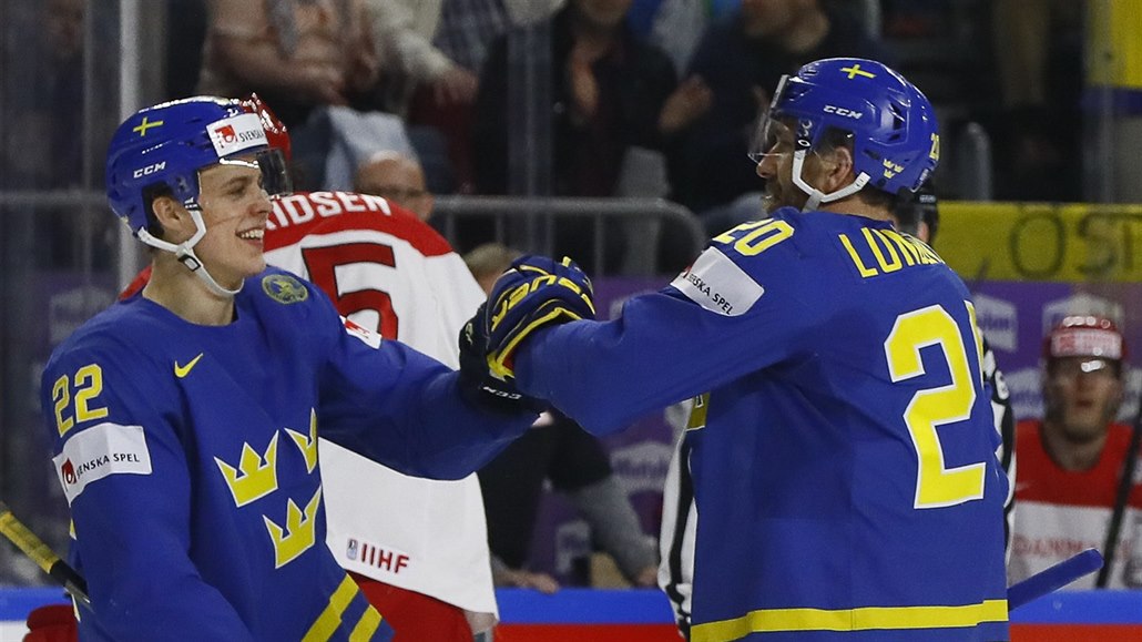 Švédský hokejista Joel Lundqvist slaví gól se svým spoluhráčem Joelem...