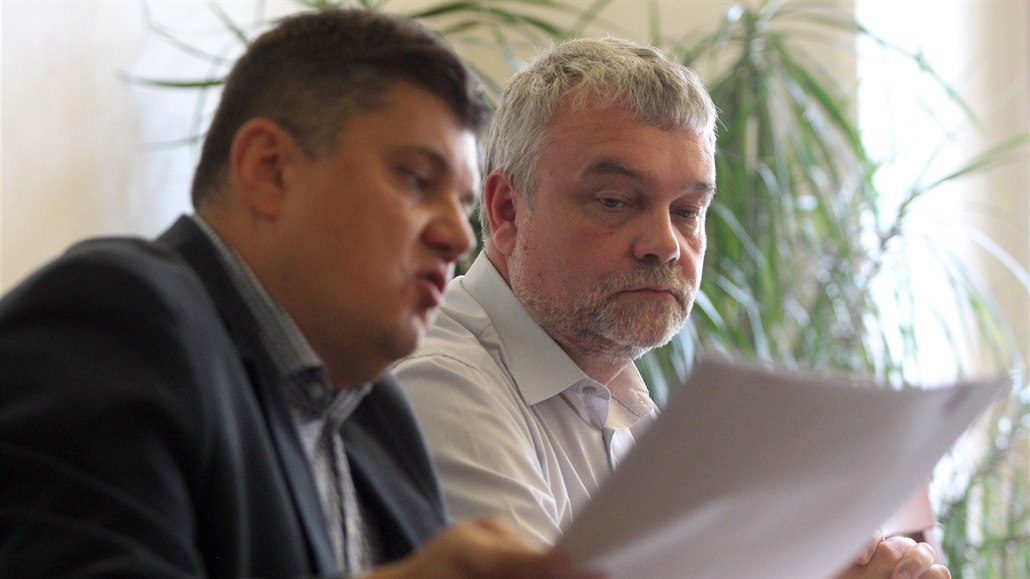 Náměstka primátora Jihlavy Jaromíra Kalinu (vpravo) zpráva o zrušení trestního...