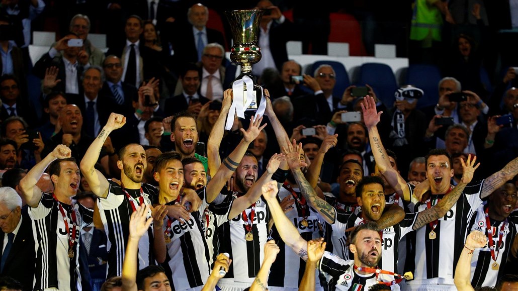 Italský pohár vyhrál potřetí za sebou Juventus, ve finále předčil Lazio -  iDNES.cz