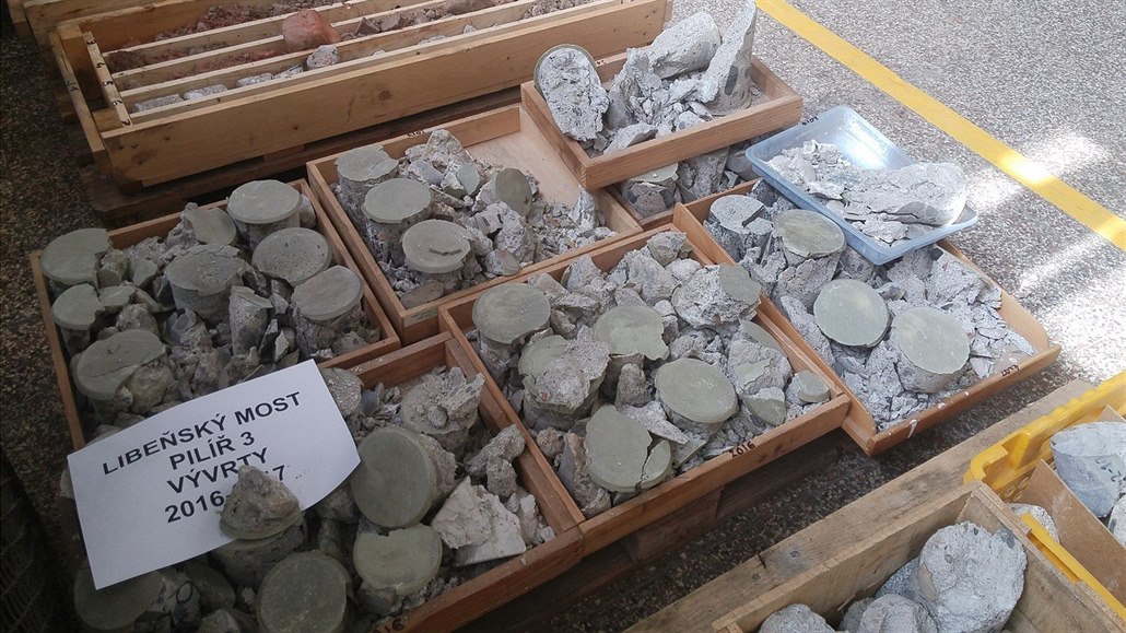 Po�kození betonových základ� mostu, které stojí na b�idlicovém podlo�í ve dnu...