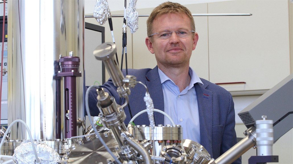 Elitní chemik z kauzy upraveného grafu končí v čele prestižního centra vědy