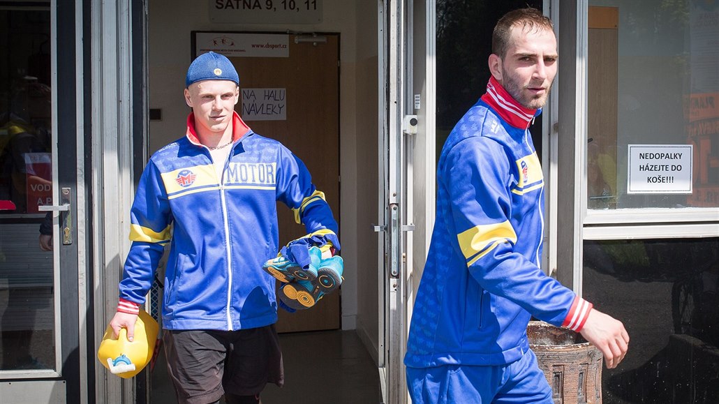 Filip Vl�ek (vpravo) a David Gába mí�í na trénink �eskobud�jovických hokejist�.