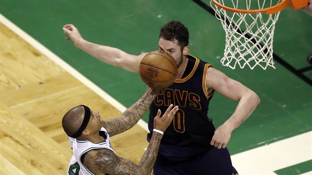 Isaiah Thomas (v bílém) z Bostonu zakon�uje na ko� Clevelandu, mí� jde kolem...