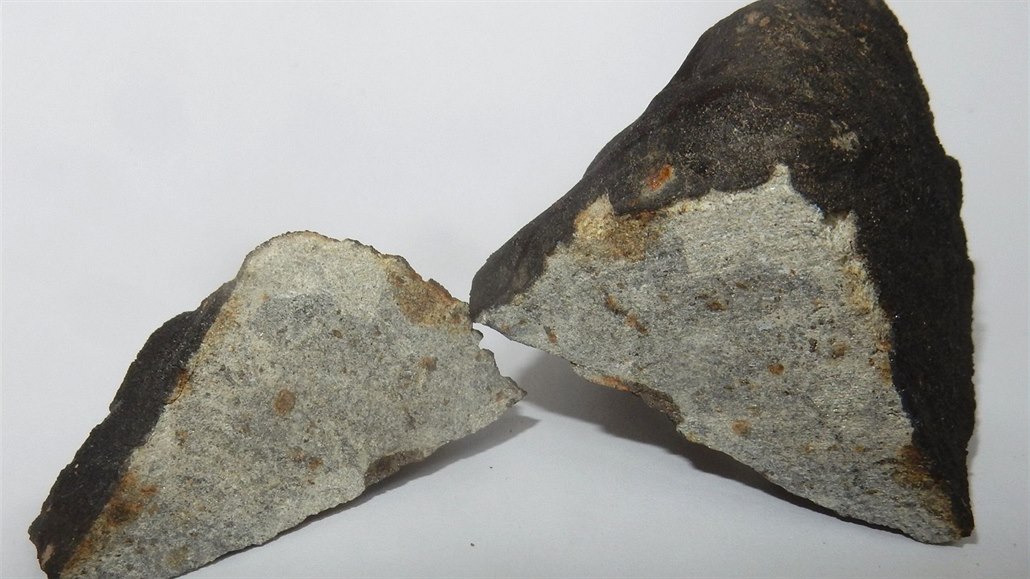 Meteorit byl nalezen mezi obcemi Čistěves a Benátky na Hradecku, kam dopadl 17....