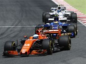 Fernando Alonso s McLarenem na barcelonsk trati bhem Velk ceny panlska.