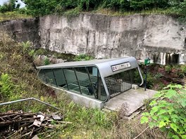 ZAVENO. Uzavený výstup ze stanice metra je k vidní v ídce osídlené ásti...