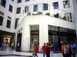 Pas� s luxusn�mi zna�kami v budov� p�tihv�zdi�kov�ho hotelu Manzana de Gomez...