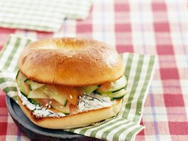 Bagel s uzen�m lososem a okurkou