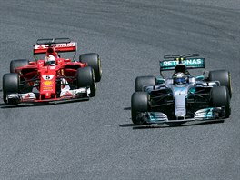 Sebastian Vettel (vlevo) se sna dostat ped Valtteriho Bottase bhem Velk...