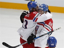 PRVNÍ GÓL! David Pastr�ák slaví sv�j první gól na mistrovství sv�ta s kapitánem...