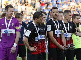 ZKLAMANÍ. Fotbalisté Opavy po prohraném pohárovém finále.