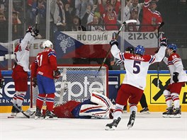 Čeští hokejisté slaví rozhodující trefu proti Norsku, střelcem je Jan Kovář (v...