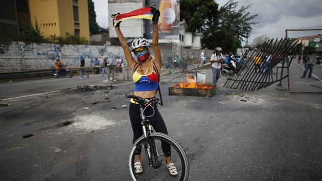 Protesty proti prezidentu Nicolsi Madurovi v hlavnm mst Venezuely. (15.5. 2017)