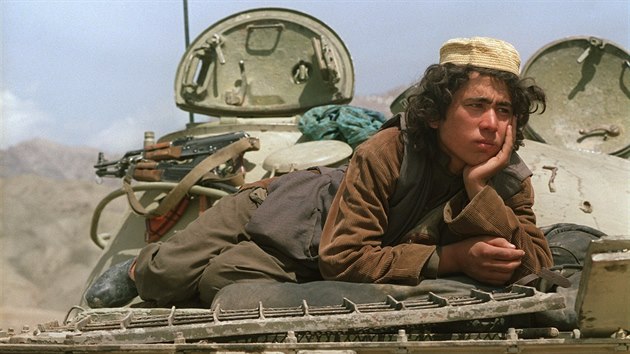 Afghnsk bojovnk nedaleko Kbulu. Archivn snmek z roku 1992.