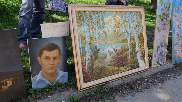 Na doněckém blešáku si můžete koupit portrét místního vůdce Alexandra Zacharčenka (8. května 2017)