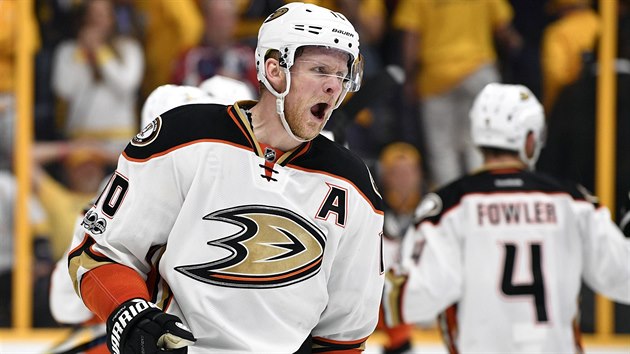 Corey Perry z Anaheimu rozhodl v prodlouen tvrt souboj s Nashvillem.