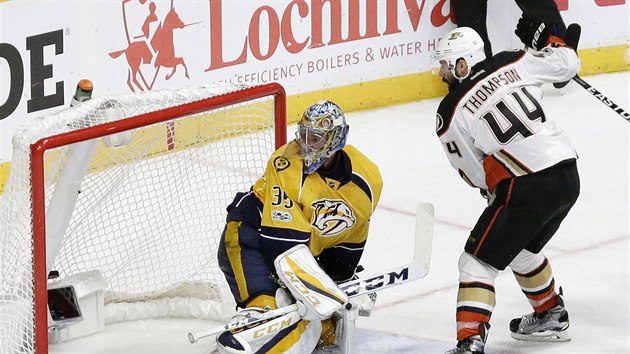 Nate Thompson z Anaheimu prv dopravil puk do st Nashvillu. Smutn se ohl brank Pekka Rinne.