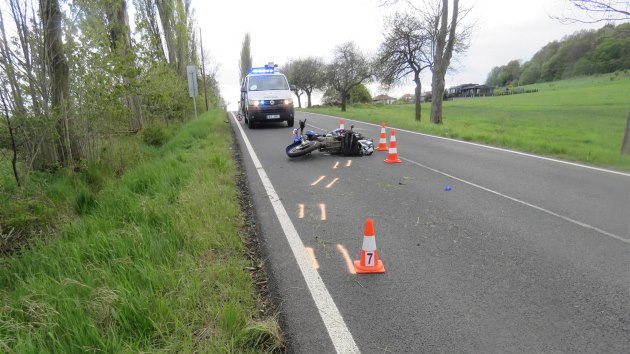 Při nehodě na Karlovarsku se těžce zranil motorkář.