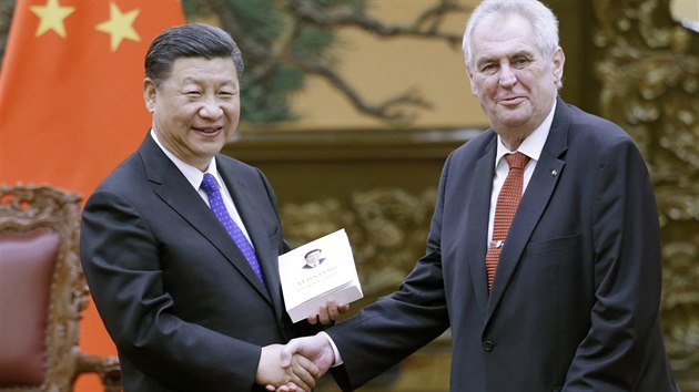 Český prezident Miloš Zeman (vpravo) se v Pekingu setkal se svým čínským protějškem Si Ťin-pchingem (12.5.2017)