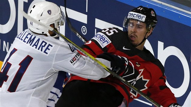 Mark Scheifele a Pierre-douard Bellemare v souboji v utkn Kanady s Franci.