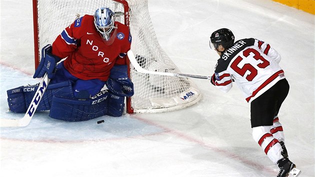 Jeff Skinner z Kanady se sna pekonat norskho glmana Henrika Haukelanda.