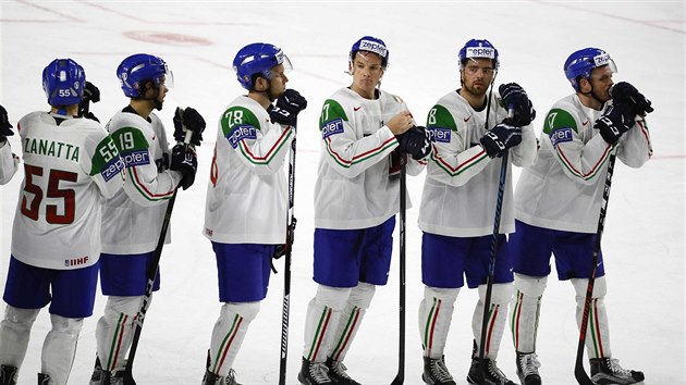 Zklamaní hokejisté Itálie po prohře s Dánskem a sestupu z elitní skupiny.