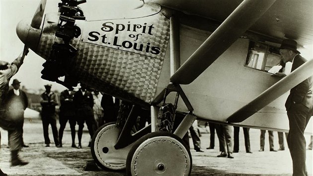 Letoun Ryan NYP. Prvn sputn motoru, Lindbergh stoj vedle kokpitu, uvnit sed William Hawley Bowlus.
