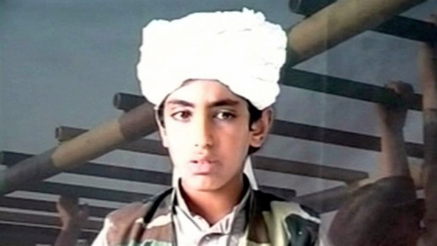 Mladý Hamza bin Ládin v jednom z propagandistických klipů.