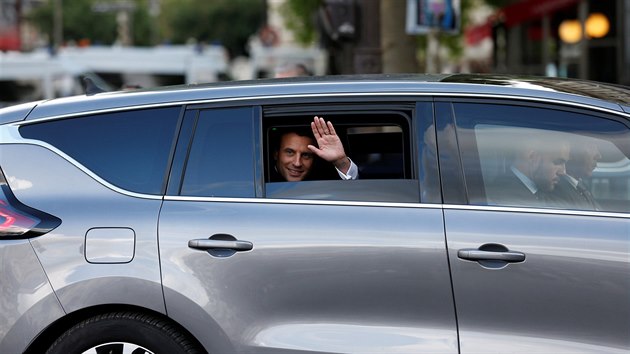 Emmanuel Macron přijíždí na inauguraci v Renaultu Espace
